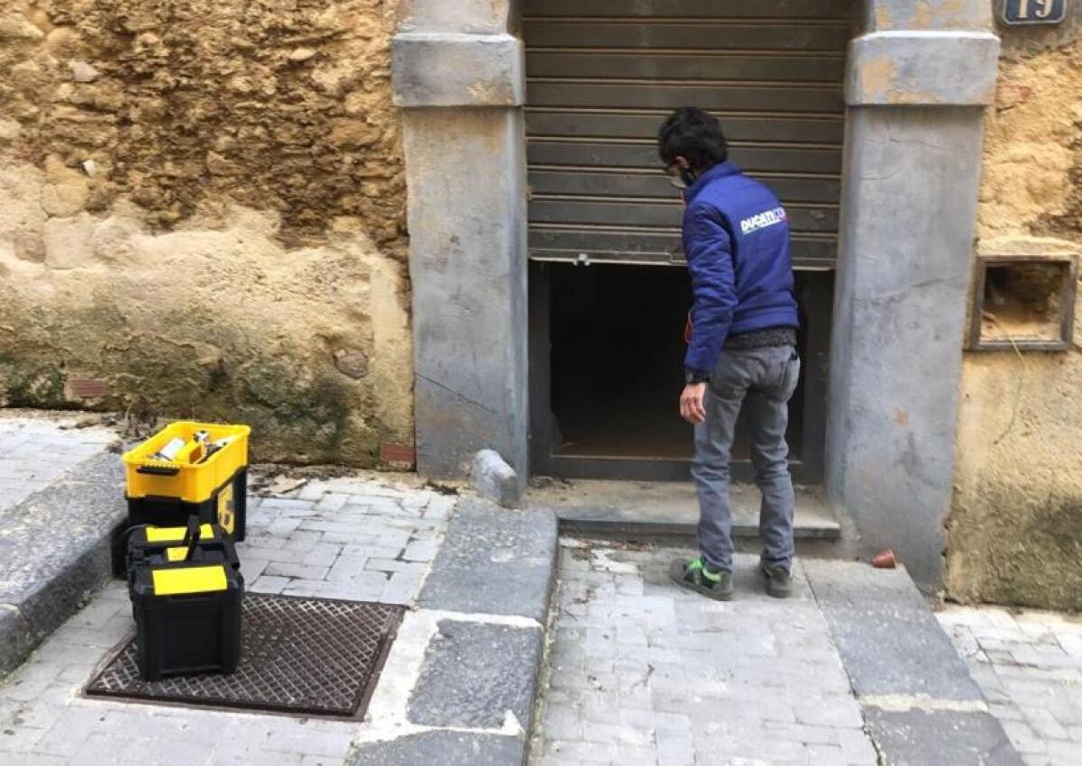 Caltagirone: l'immobile comunale in via Clementi ripulito da due imprenditori volontari - 