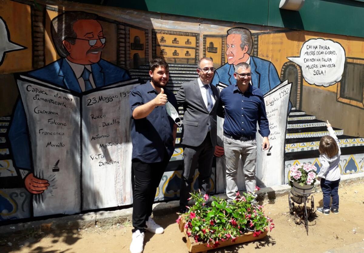 Caltagirone: in ricordo della strage di Capaci un murale e una lapide in pietra lavica - 