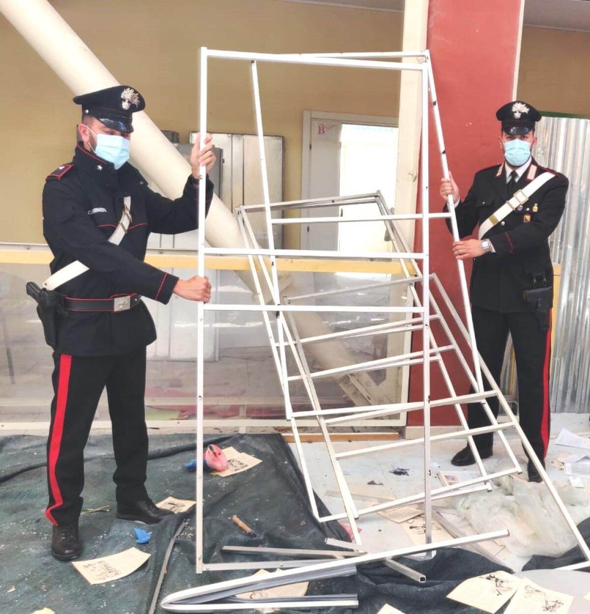 Ramacca: 31enne arrestato per furto aggravato, stava razziando strutture in metallo all’interno di un immobile comunale - 