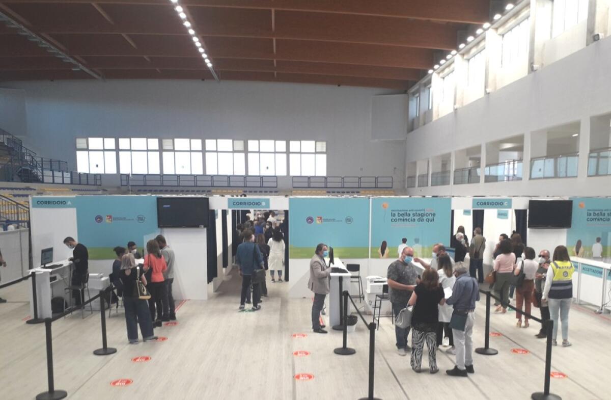 Vaccini Covid: problemi negli hub per la disponibilità di dosi Pfizer. Dal 3 giugno si torna alla normalità - 