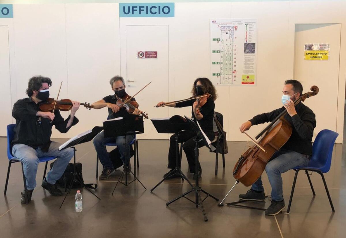 La musica del quartetto d'archi in attesa delle vaccinazioni anti Covid all'Hub di Catania - 