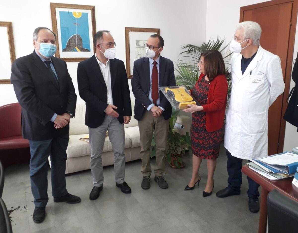 Caltagirone: donato, dall'UOC di Cardiologia del "Gravina", un defibrillatore all'Associazione d'Armi “Agesilao Greco” - 