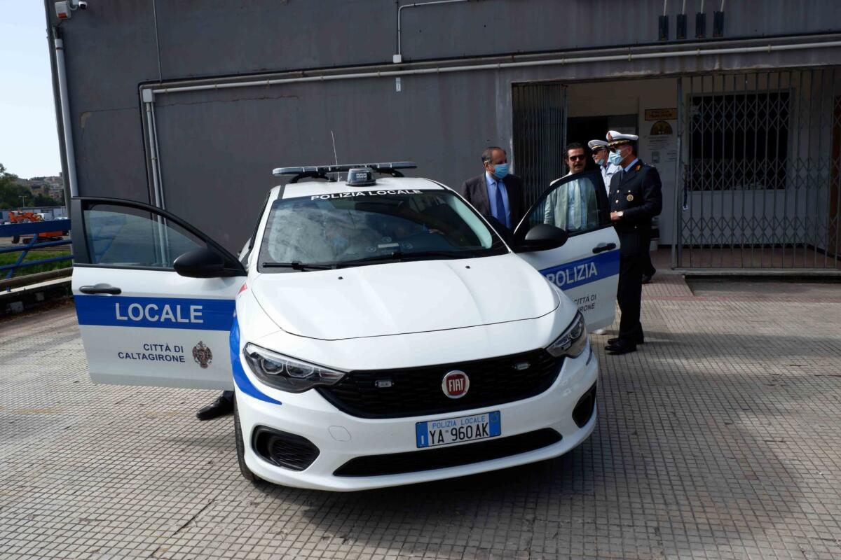 Caltagirone: due nuove auto ai Vigili urbani. Da lunedì tamponi Covid per i 1384 partecipanti al concorso - 