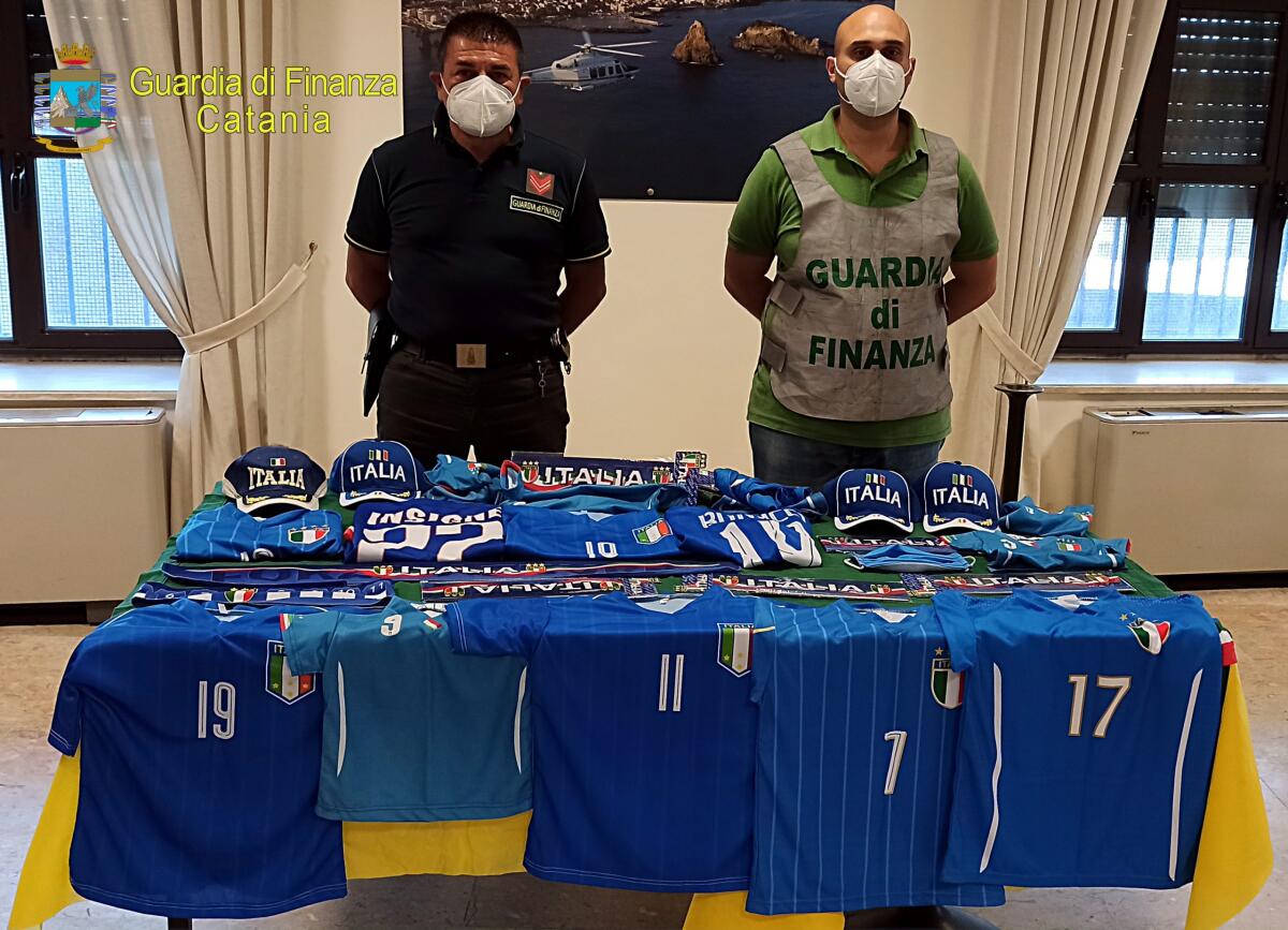 La Guardia di Finanza sequestra maglie, sciarpe e gadget della Nazionale di Italiana di calcio contraffatte - 