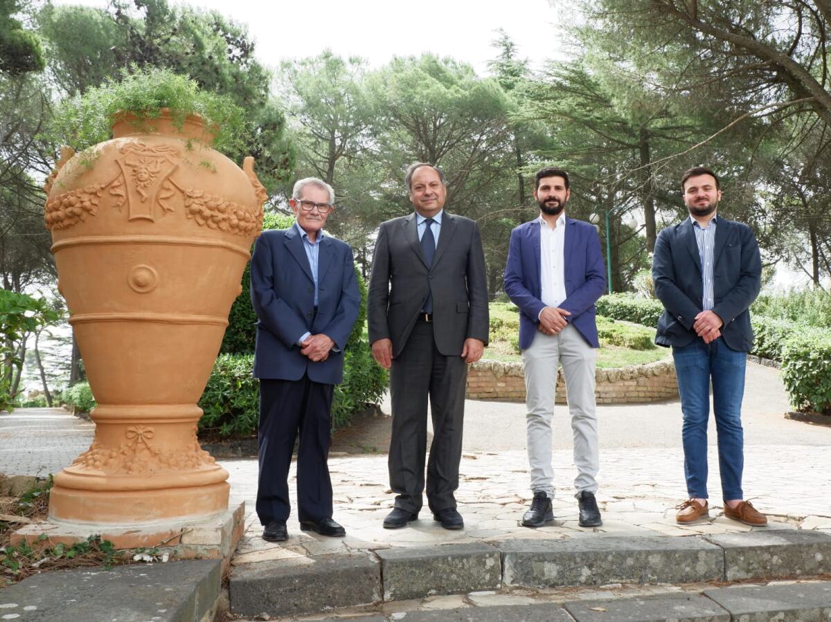 Caltagirone: restaurato e ricollocato il vaso in terracotta distrutto dai vandali - 