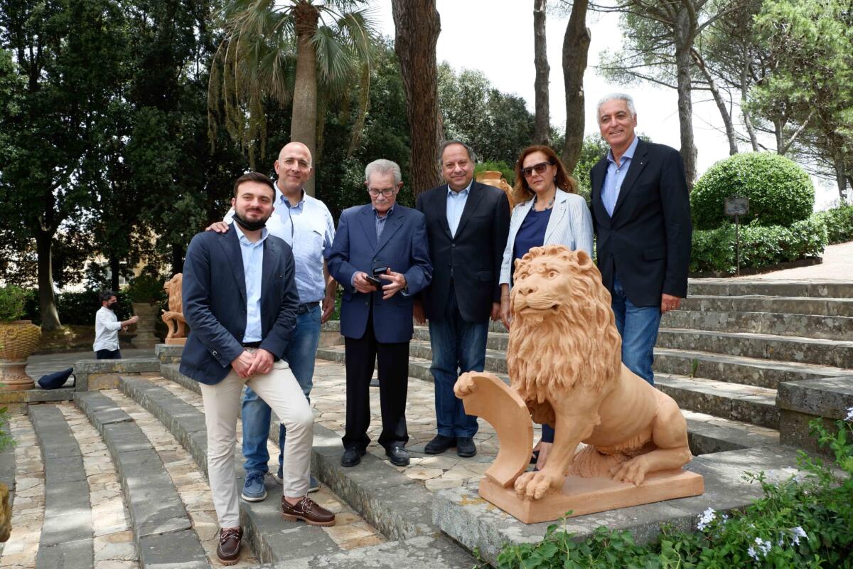 Caltagirone: tornano alla Villa comunale i due leoni in terracotta restaurati - 