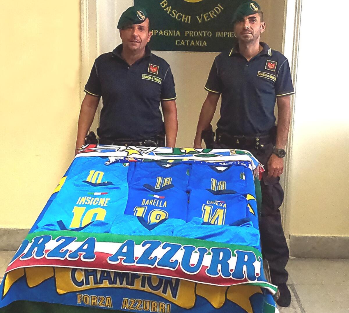 Sequestrate magliette, sciarpe, bandane e bandiere della Nazionale di calcio "taroccate - 