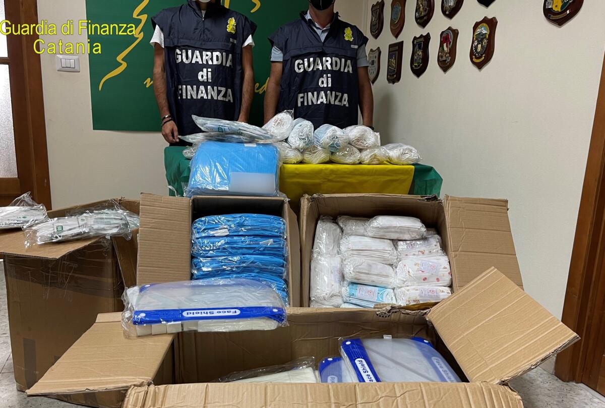 La Guardia di Finanza sequestra oltre 30mila dispositivi di protezione individuale anti COVID-19 - 