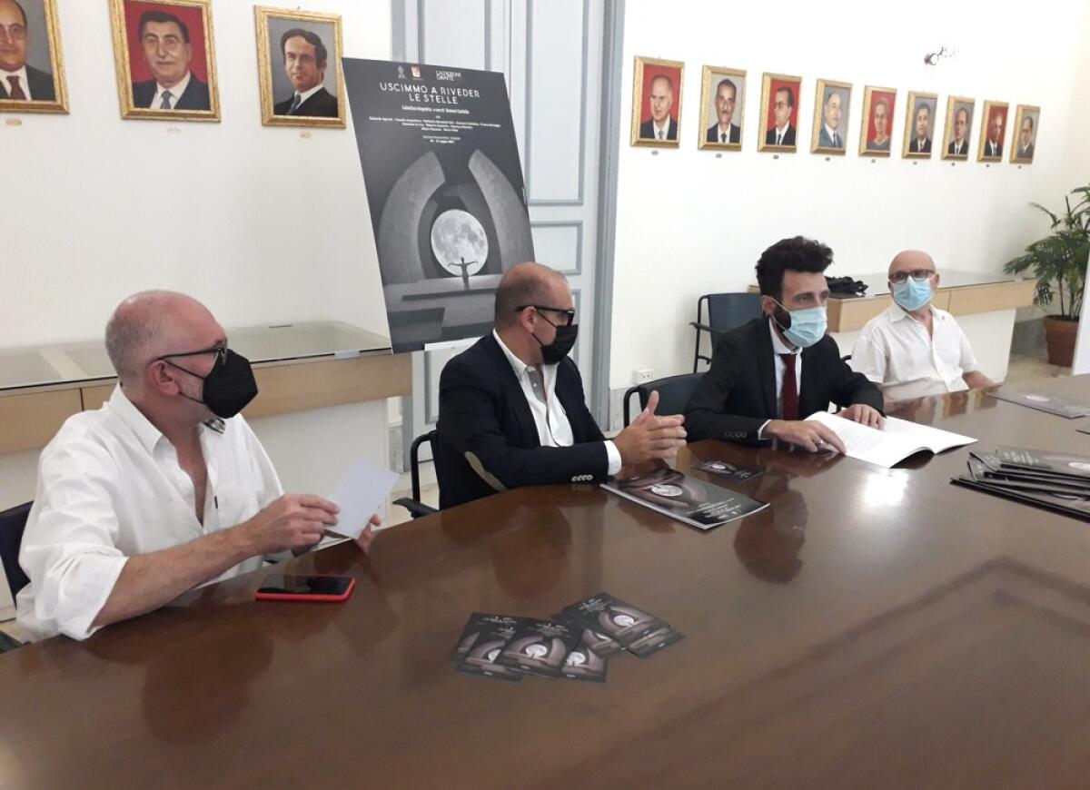 Caltagirone: sino al 21 luglio sulla Scala  di Santa Maria del Monte, la mostra “Uscimmo a riveder le stelle” - 