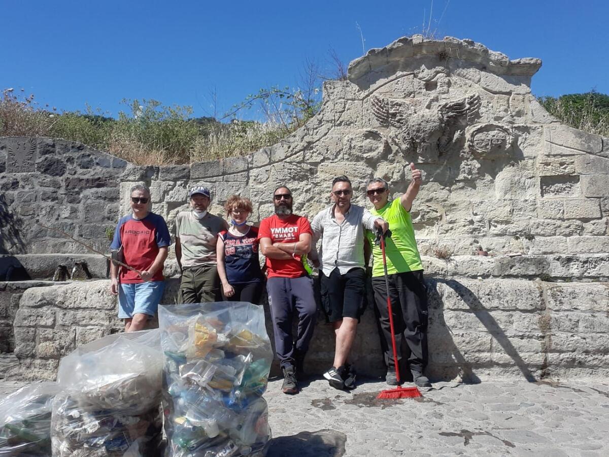 Vizzini. Emergenza rifiuti. Volontari a lavoro - 