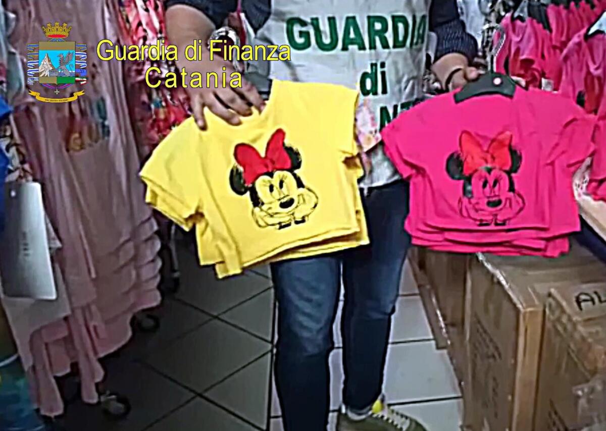 La Guardia di Finanza sequestra 16.700 prodotti contraffatti e merchandising vari riportanti il logo “UEFA Euro 2020” - 