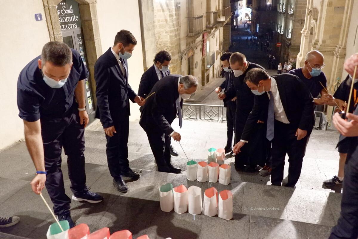 Caltagirone, la Scala illuminata: il sindaco Ioppolo ringrazia i cittadini - 