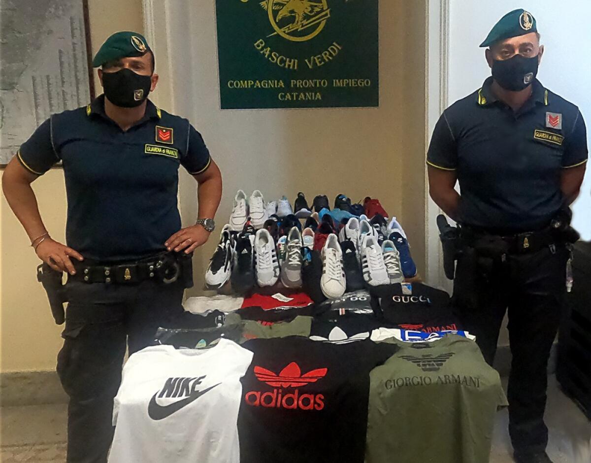 La Guardia di Finanza sequestra 500 capi contraffatti. Denunciato un 29enne - 