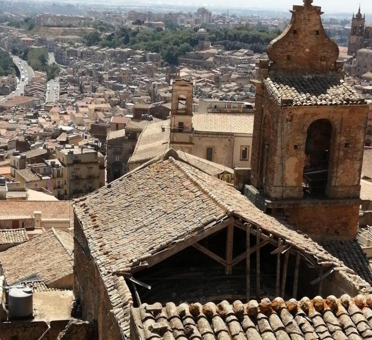 Caltagirone, crollo del tetto della Chiesa del Carmine. Falcone: "la Regione disponibile al finanziamento" - 