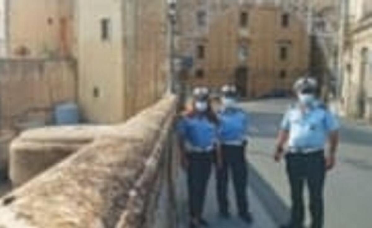 Caltagirone: tre agenti di polizia municipale salvano un giovane dal suicidio - 