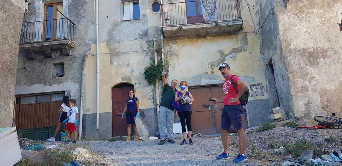Vizzini: continua la pulizia, dei volontari del centro storico - 