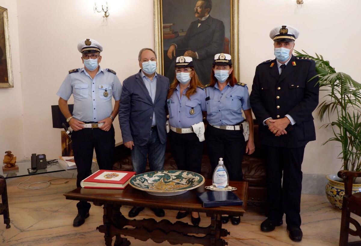 Caltagirone: ricevuti in Municipio i tre agenti della Polizia municipale che salvarono un giovane dal suicidio - 