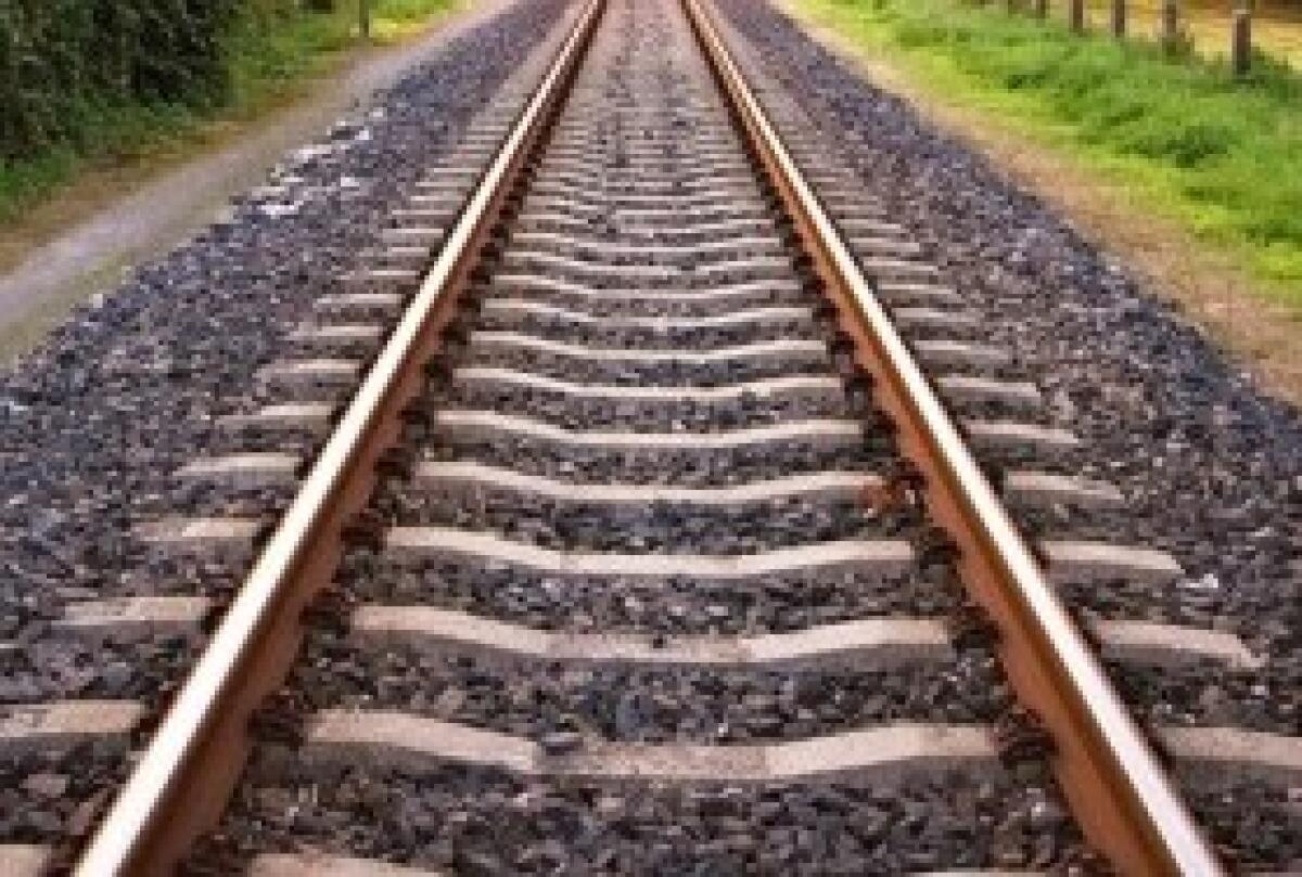 Militello, pacco bomba sui binari delle Fs: minacce a Musumeci dai "No-5G" per la banda larga - 