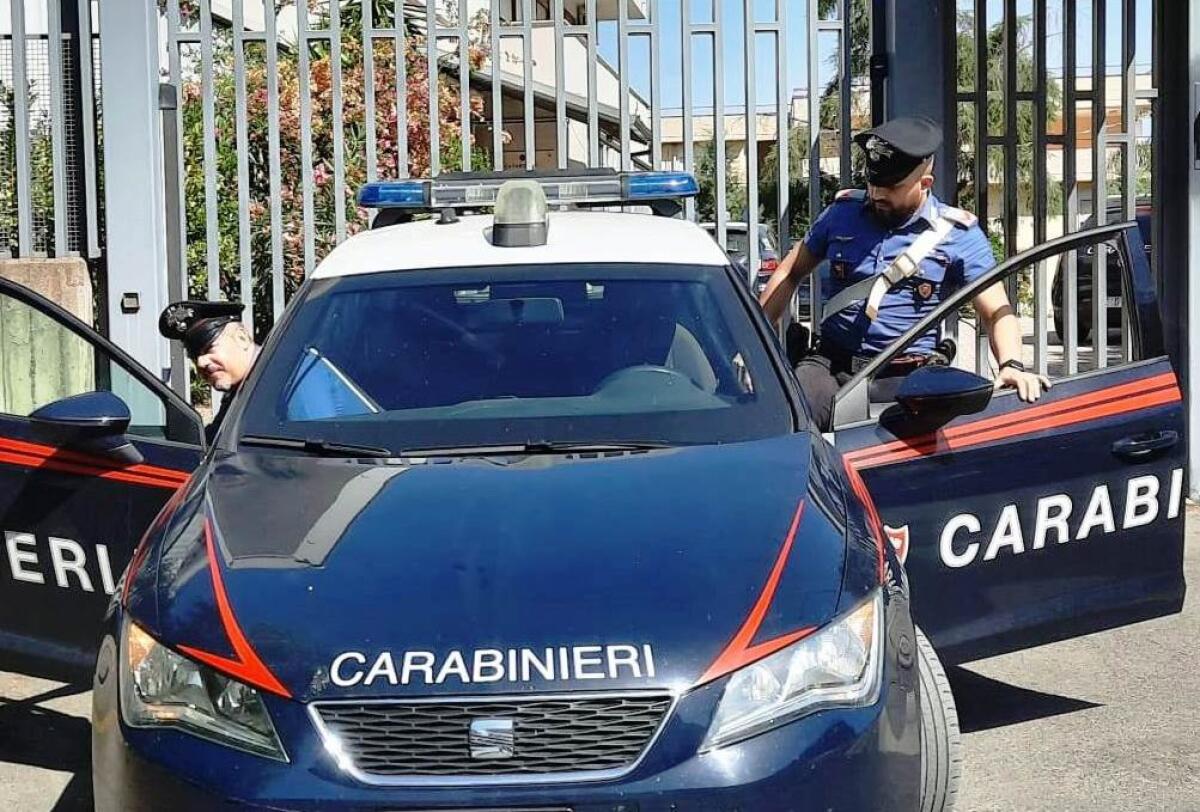 Palagonia: droga e due coltelli, un denunciato e un arrestato dai Carabinieri - 