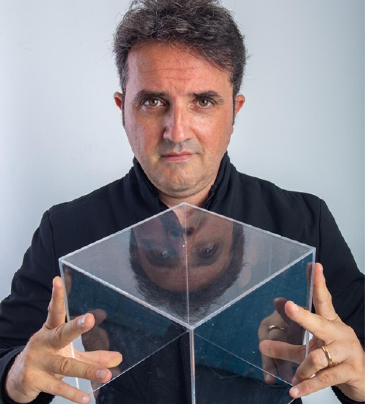 "The Cube": l'illusionista Christian Carapezza venti giorni chiuso dentro un cubo di vetro senza cibo - 