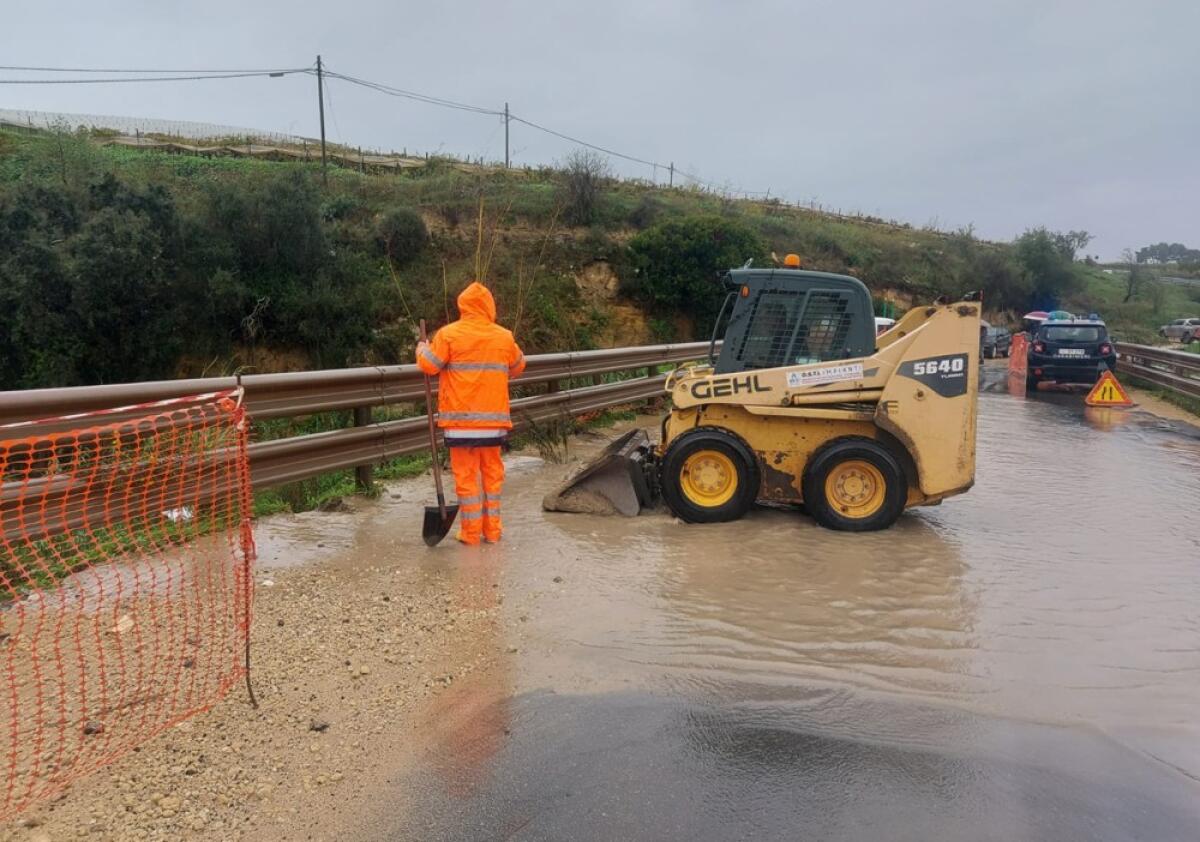 Granieri: Strada provinciale 63, senso unico alternato sul ponte interessato da un parziale crollo - 