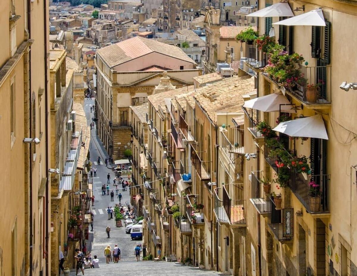 Caltagirone: l'Amministrazione comunale incontra la Confcommercio per le iniziative sul rilancio del territorio - 