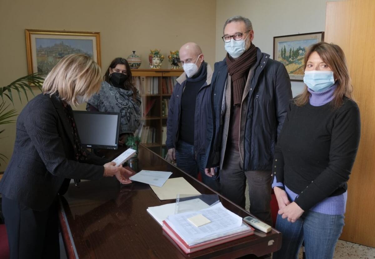 Al Comune di Caltagirone 30 buoni spesa per 750 euro per le ragazze madri dall'Associazione "Alfio Fallica" - 