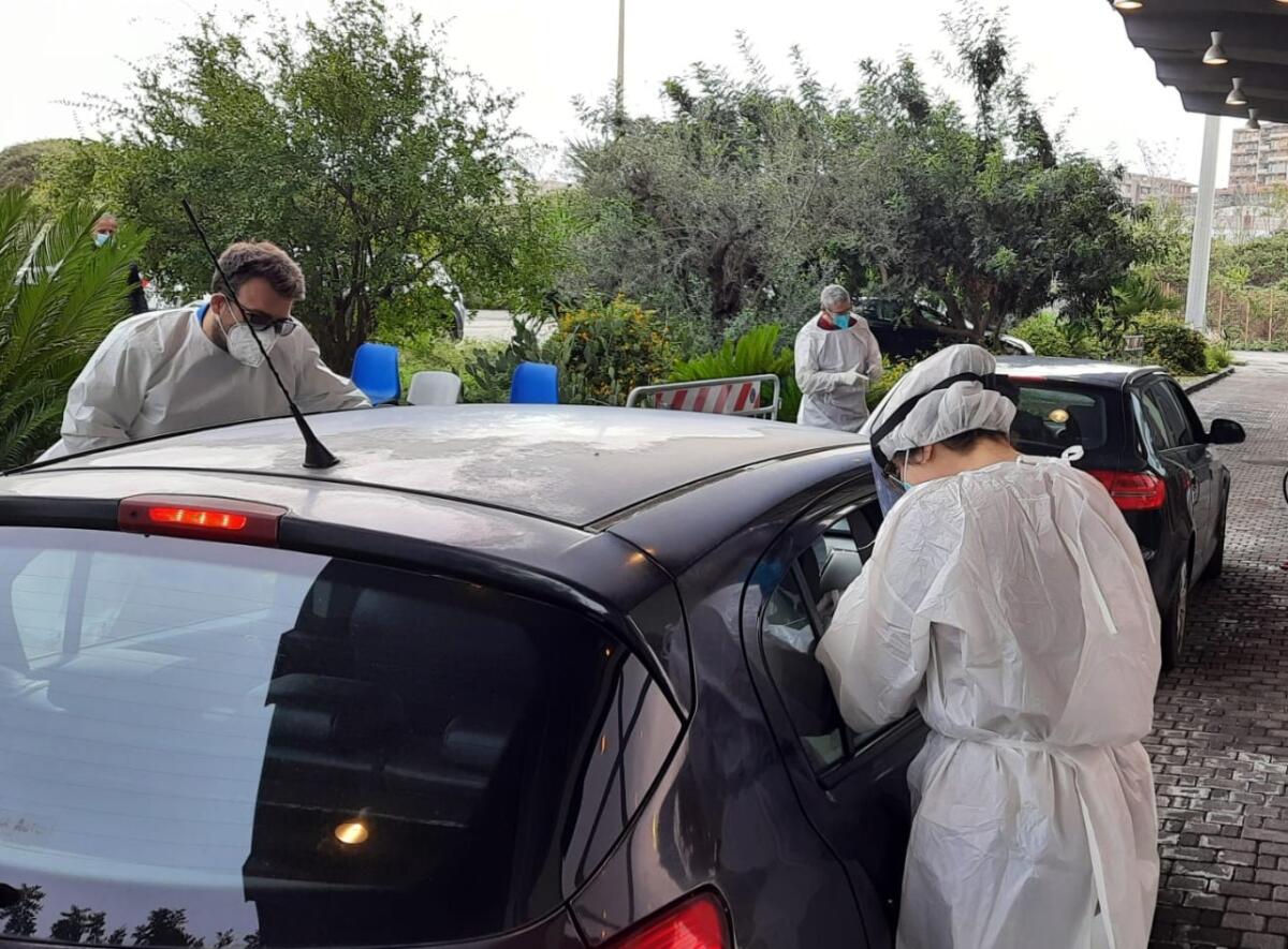 Tamponi Covid, Liberti: "Il test rapido prima dei 4 o 5 giorni è inutile, non rileverà nulla" - 