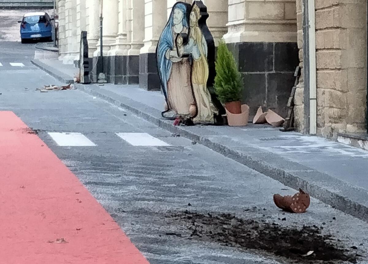 Caltagirone: vasi e addobbi natalizi danneggiati, il sindaco ha sporto denuncia - querela - 