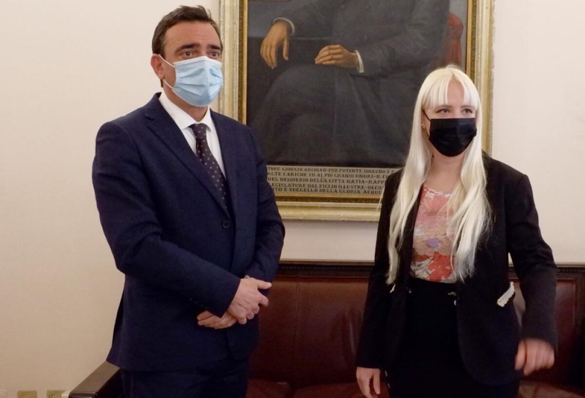 Caltagirone: la giovane ricercatrice a Londra, Denise Ragusa, ricevuta dal sindaco Roccuzzo - 