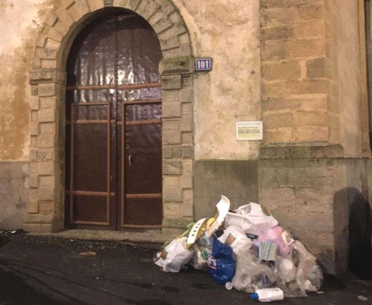 Caltagirone: abbandono dei rifiuti, micro discarica davanti la chiesa nel quartiere "Miracoli" - 