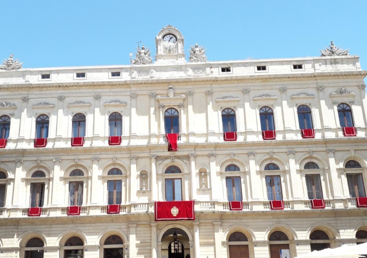 Al Comune assunzioni a tempo determinato. Chiesto l'annullamento della delibera di Giunta da "Caltagirone al centro" e "Caltagirone domani" - 
