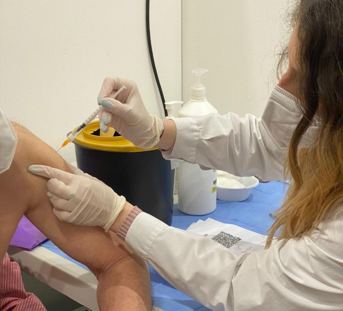 Caltagirone: vaccinato con la terza dose all'hub il primo profugo ucraino ospitato in città - 