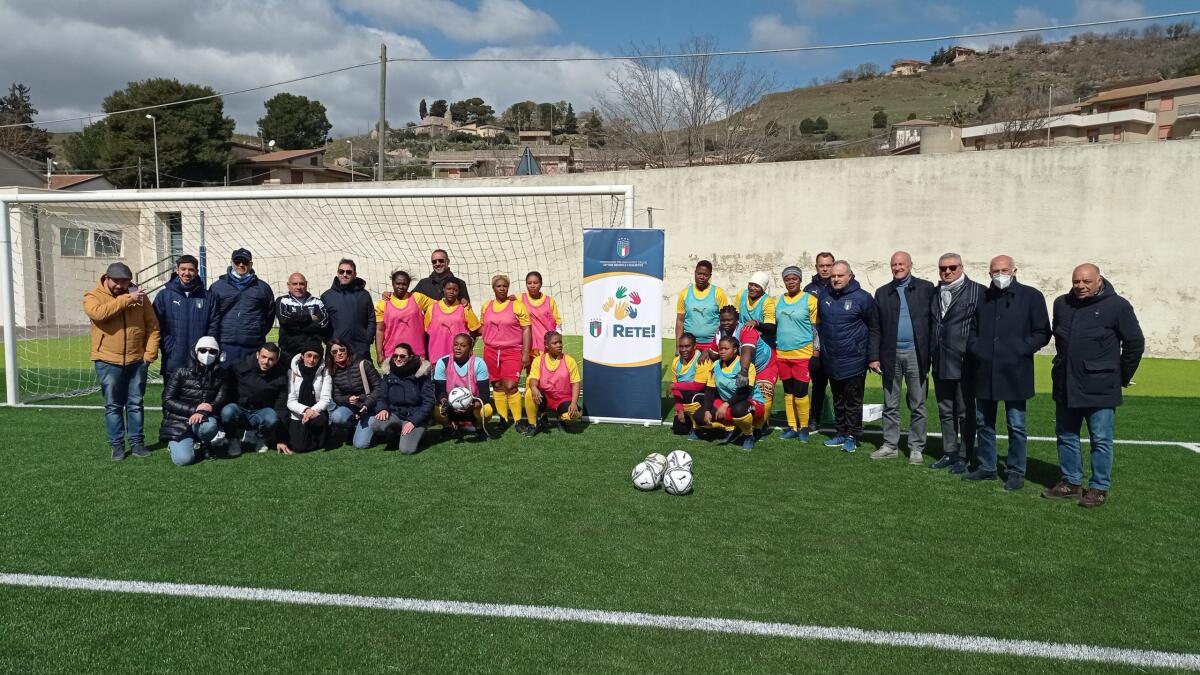 Vizzini, nasce la prima "Nazionale" femminile di calcio: migranti in campo - 