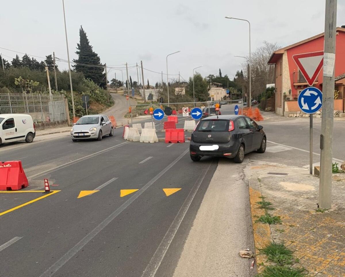 Caltagirone: rotatoria via Cristoforo Colombo e via Fontanelle, lavori iniziati e nuova segnaletica - 