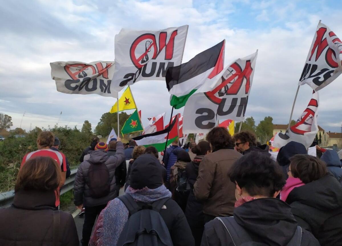 Donne NO MUOS per la Pace: sabato 12 marzo a Niscemi un corteo e domenica 20 marzo sit-in a Sigonella - 