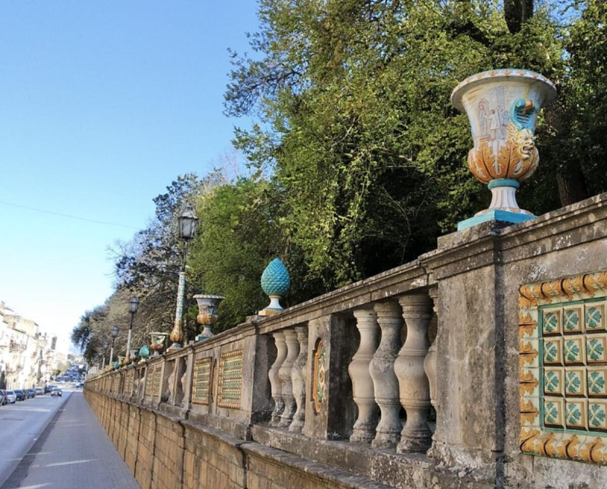 Caltagirone: ricollocati sulla balaustra della Villa comunale i quattro vasi che erano stati danneggiati - 