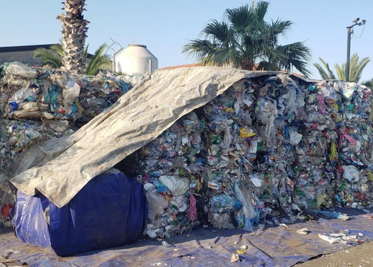 La Guardia di Finanza del Comando Provinciale di Catania sequestra circa 4 mila tonnellate di rifiuti non conformi e illecitamente trattati - 