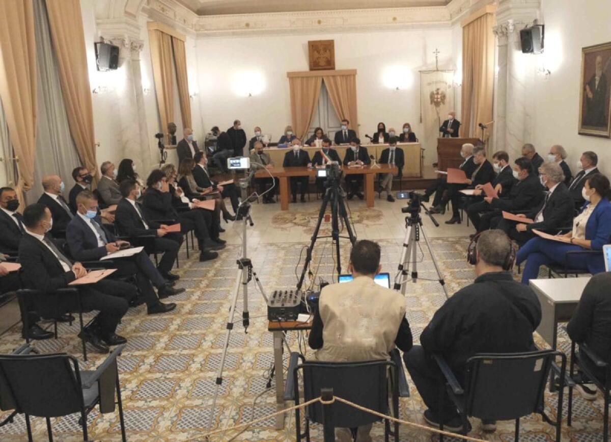 Caltagirone: il Consiglio comunale approva la variazione di bilancio per l’esercizio finanziario 2022 e la variante urbanistica per i lavori della tratta ferroviaria chiusa da 11 anni - 