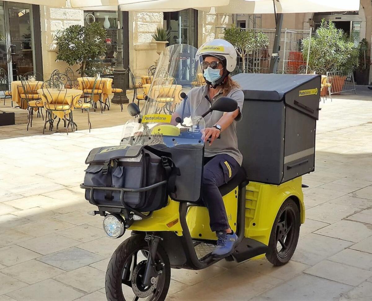 Consegna pacchi e lettere a Catania e provincia: 16 mezzi elettrici presso il Centro di Distribuzione di Catania - 