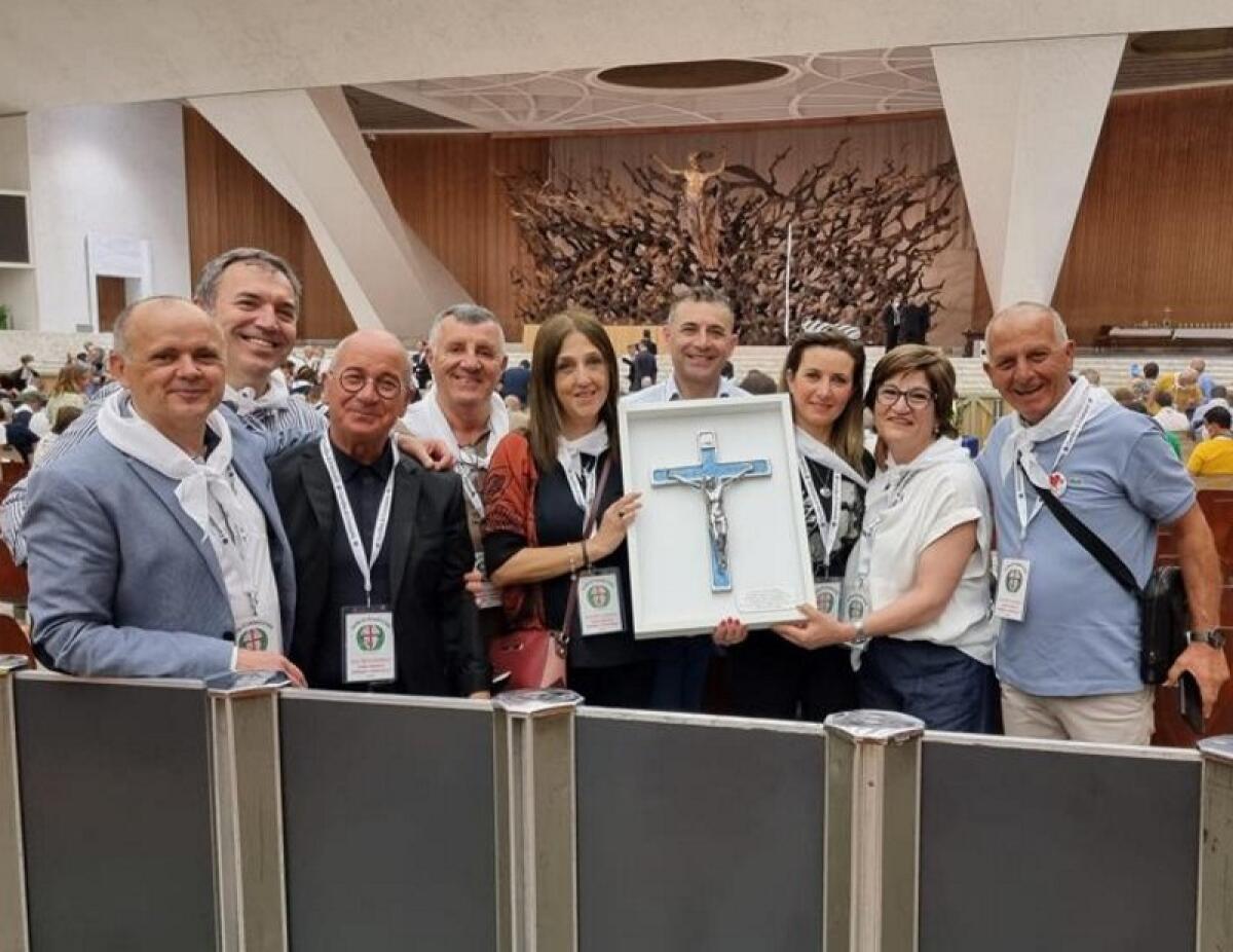 I Cursillisti di Caltagirone, in raduno a Roma, donano al Papa un crocifisso in ceramica - 
