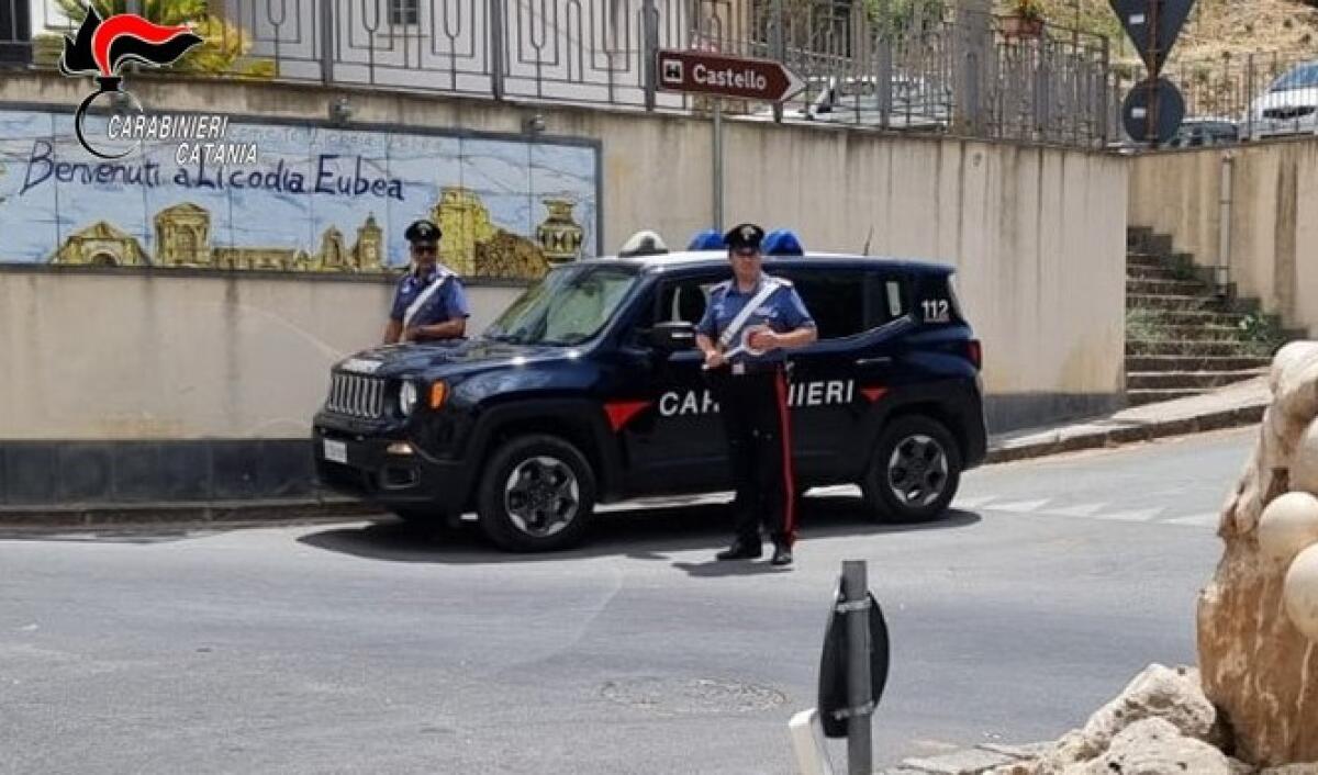 Licodia Eubea, minaccia ragazzi con fucile: denunciata un'anziana donna - 