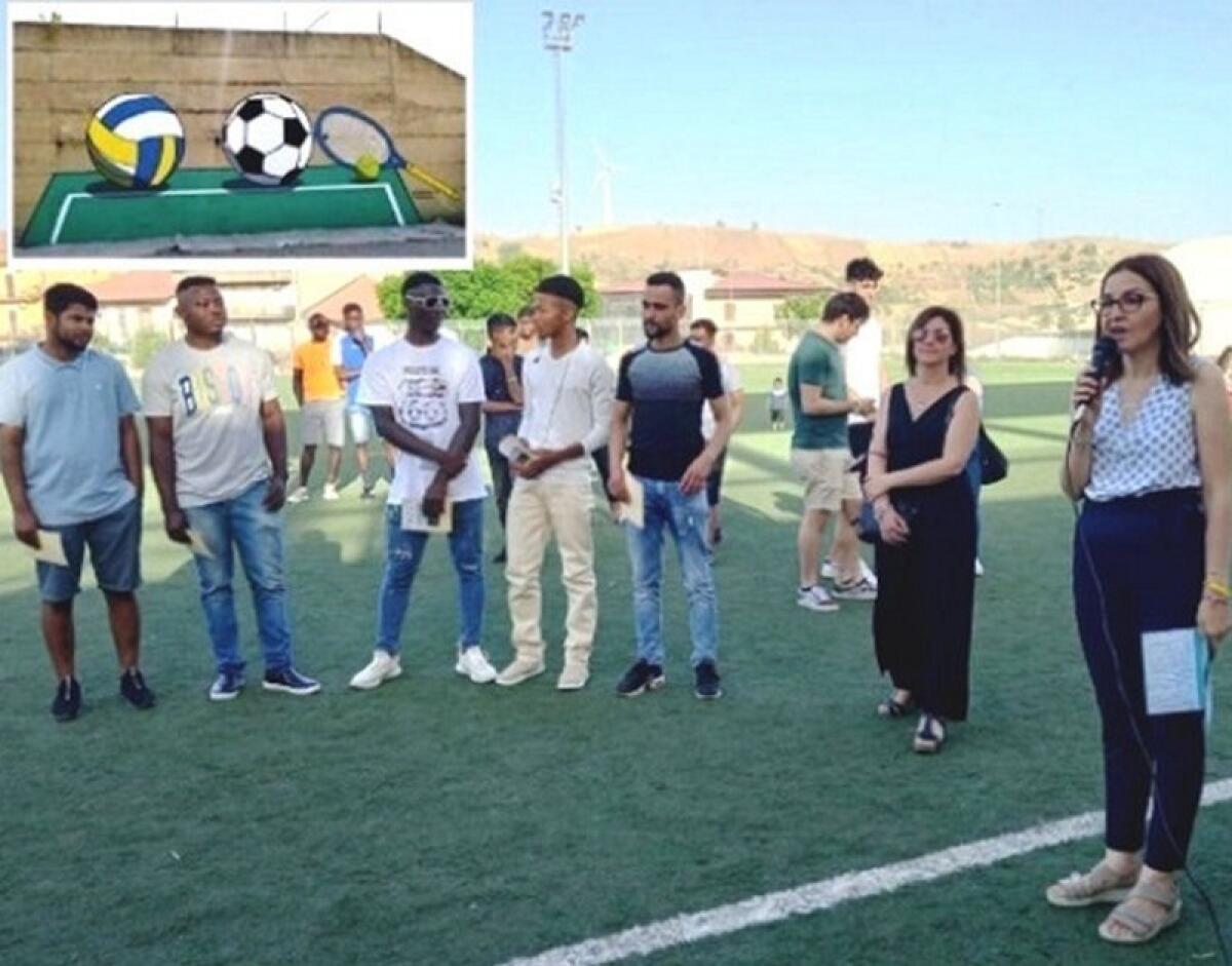 Raddusa: al campo sportivo un murales realizzato dai ragazzi del  Centro di Accoglienza - 