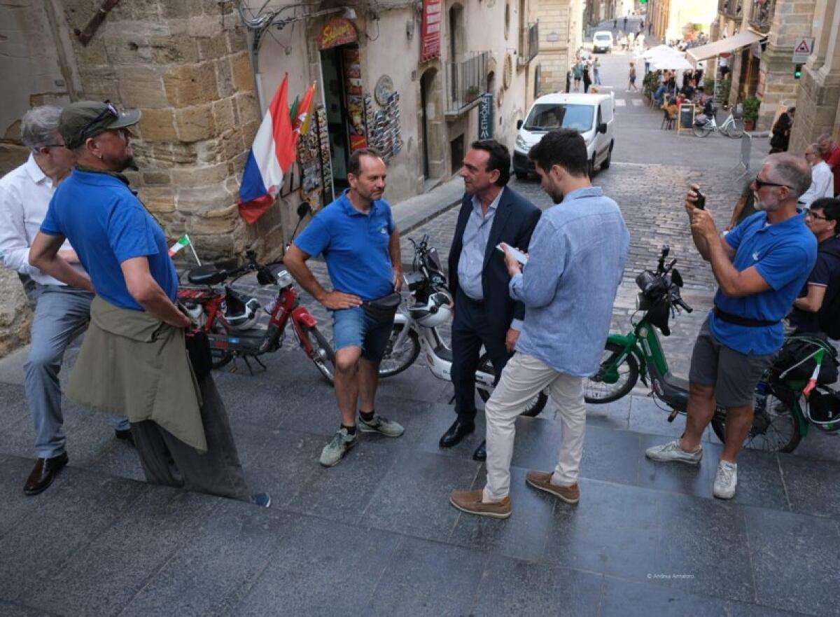 Caltagirone: “Ciao Ciao Ciao Italia”, il viaggio in motorino a fianco  di Isal - 