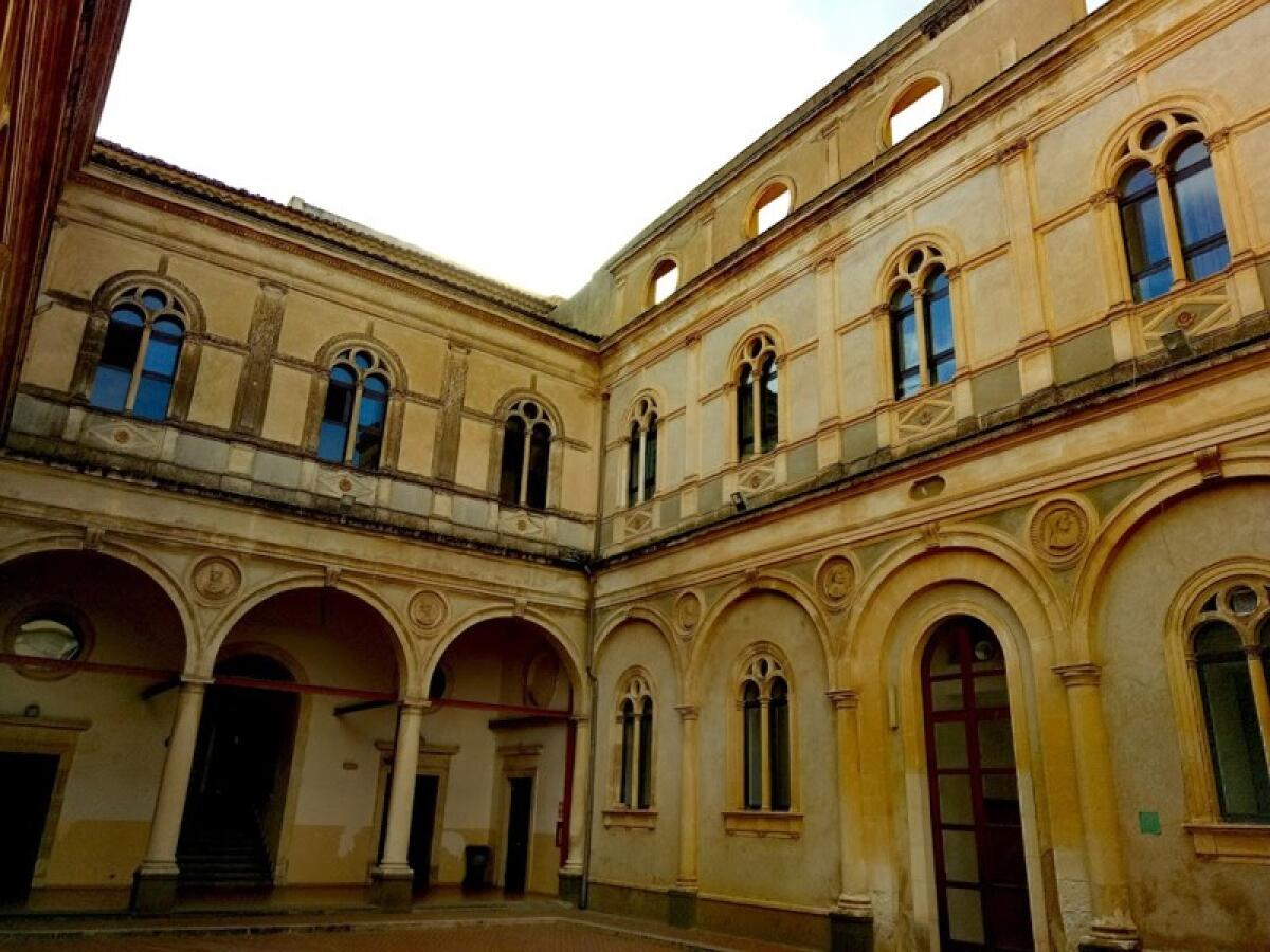 Caltagirone: all’interno della biblioteca del centro storico, la "Casa del Giallo" - 