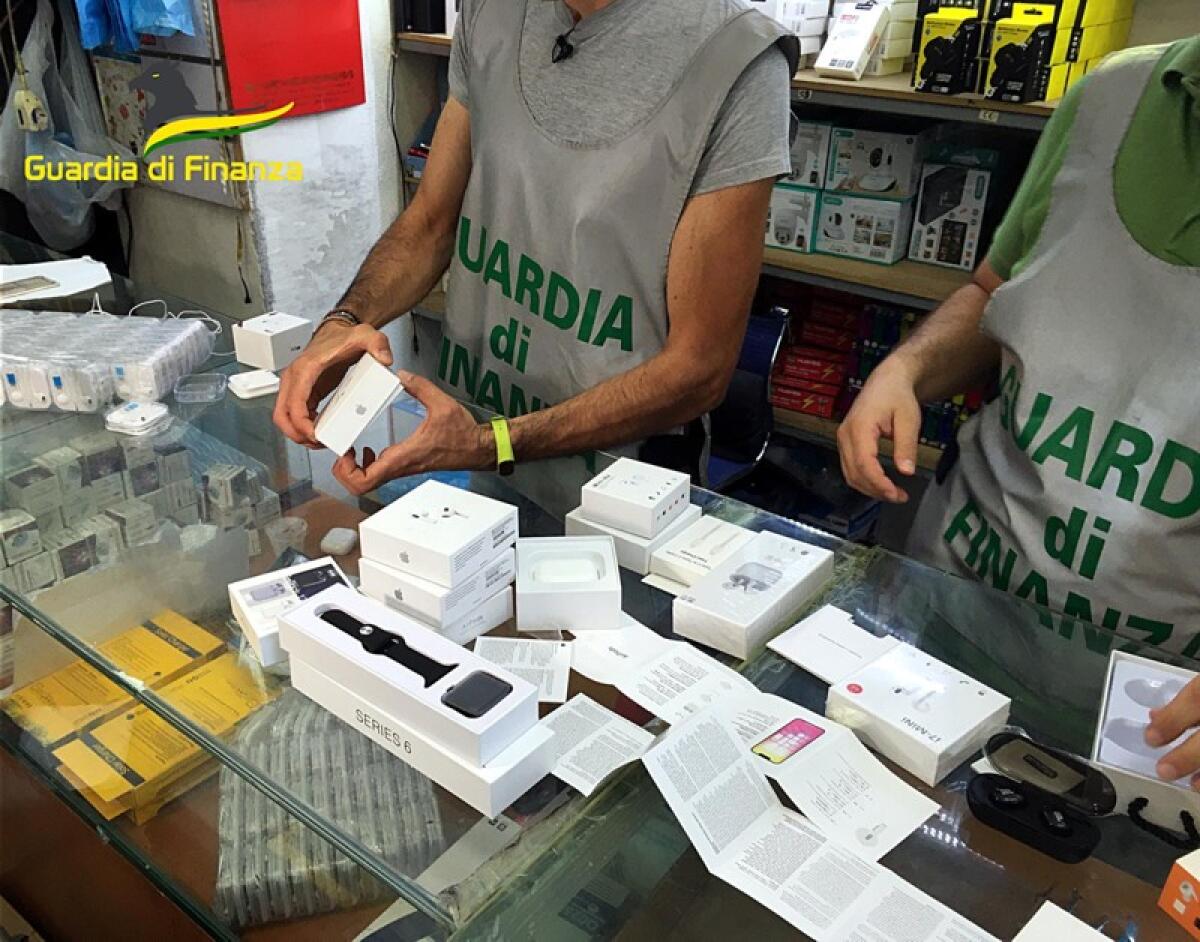 La Guardia di Finanza di Catania sequestra oltre 2.200 accessori elettronici contraffatti e denuncia un cittadino di origine cinese - 