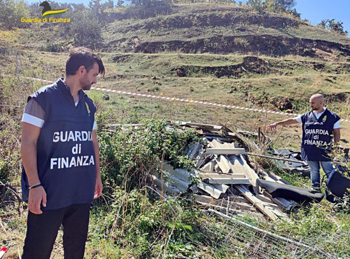 Palagonia: sequestrata dalla Guardia di Finanza una discarica di materiale vario e automezzi abbandonati - 