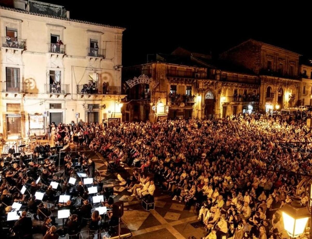 Vizzini: una serata all'opera in piazza Umberto I - 