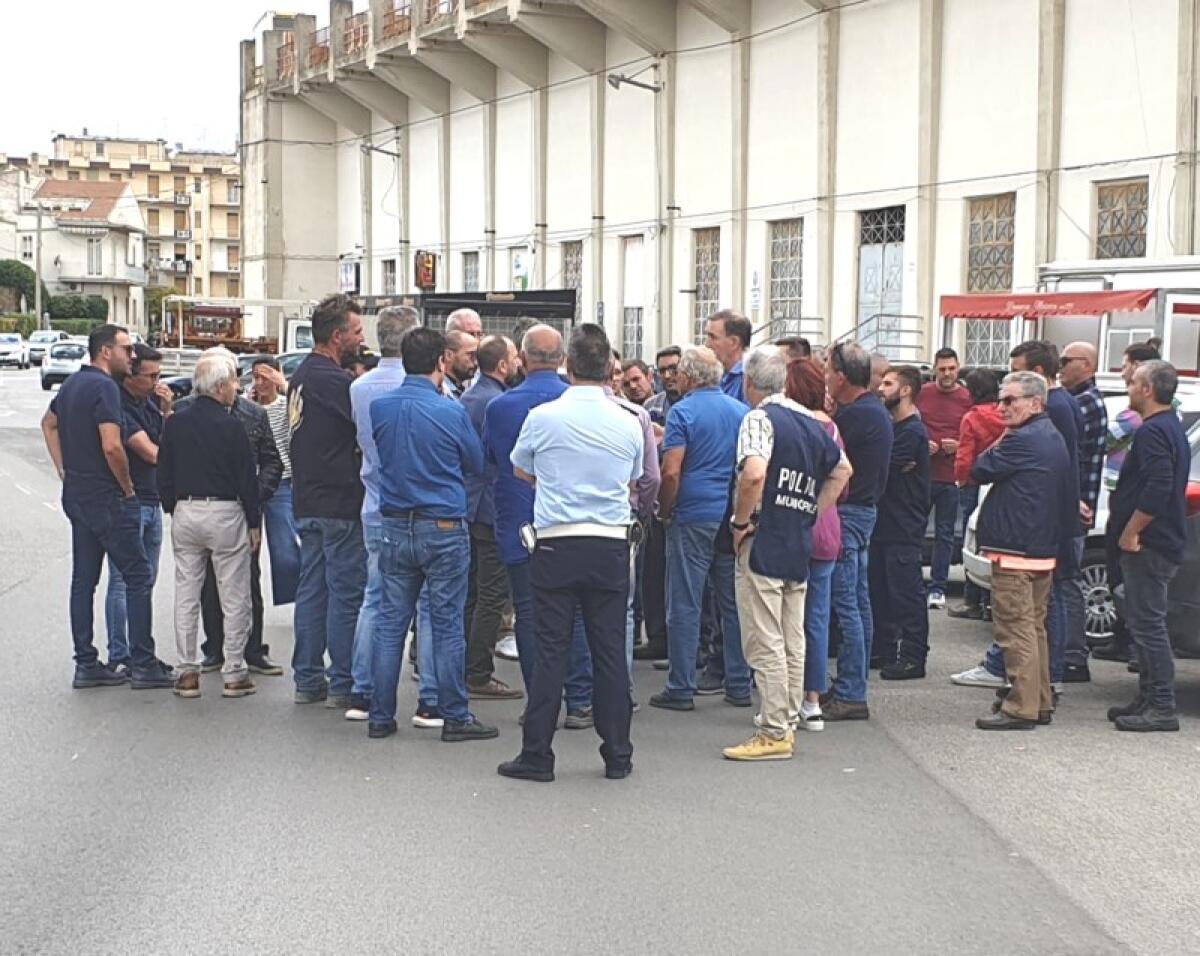 Caltagirone, caro energia: l'azienda di trasformazione degli agrumi Ortogel scende in piazza - 
