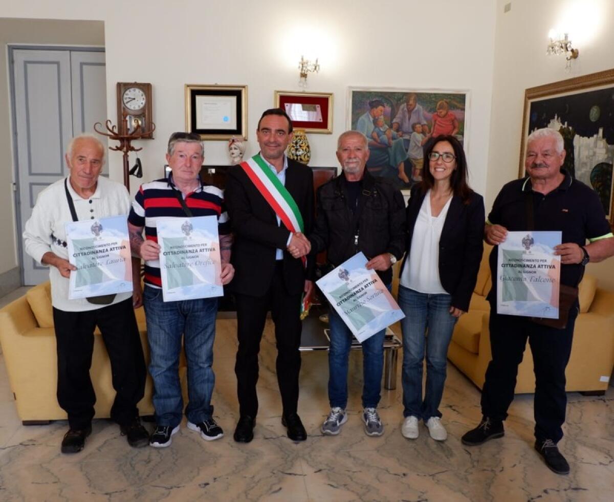 Caltagirone: quattro volontari ripuliscono dai rifiuti l’area antistante la stazione ferroviaria, il Comune consegna attestati di benemerenza - 